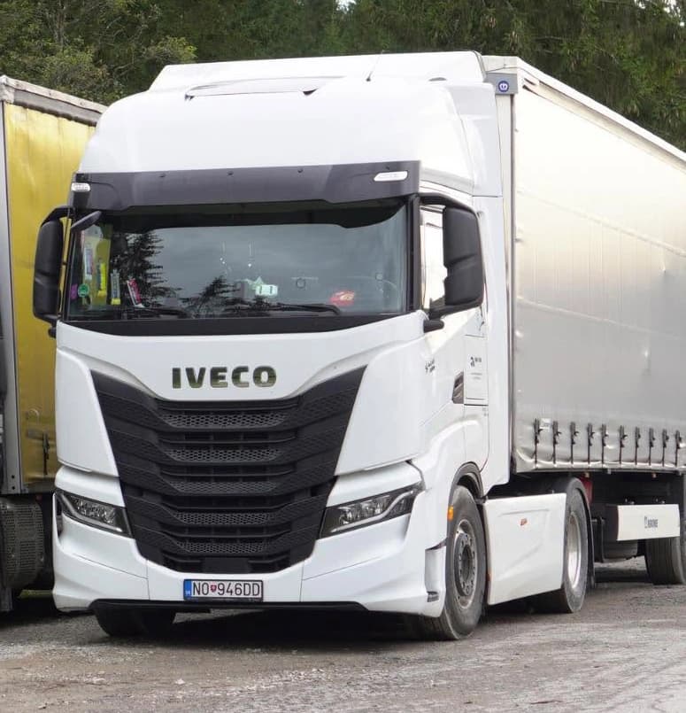 Ilustračný záber bielej kamiónovej súpravy IVECO.